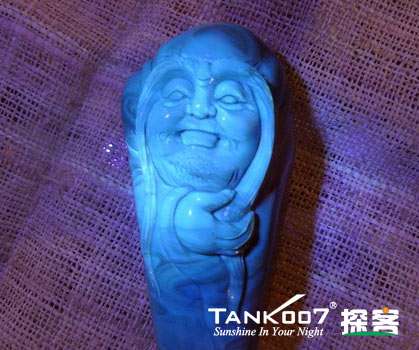 網上用紫光手電鑒定琥珀的帖子這么多，哪個是真假？