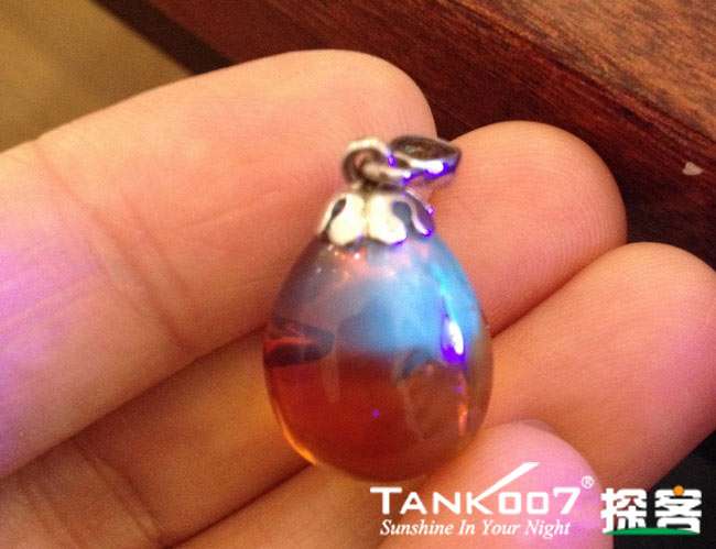 網上用紫光手電鑒定琥珀的帖子這么多，哪個是真假？