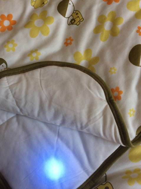  寶媽買(mǎi)了紫光手電，衣服上好多熒光劑，看的心慌害怕