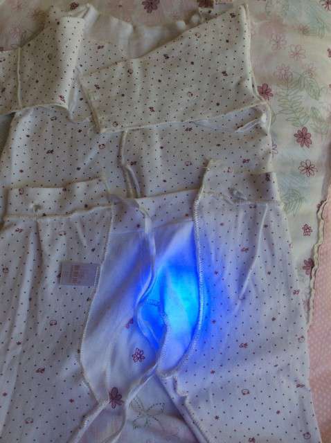  寶媽買(mǎi)了紫光手電，衣服上好多熒光劑，看的心慌害怕