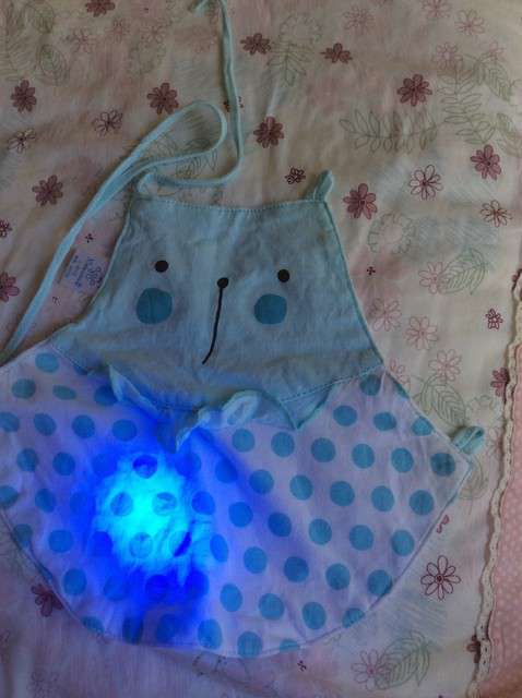  寶媽買(mǎi)了紫光手電，衣服上好多熒光劑，看的心慌害怕