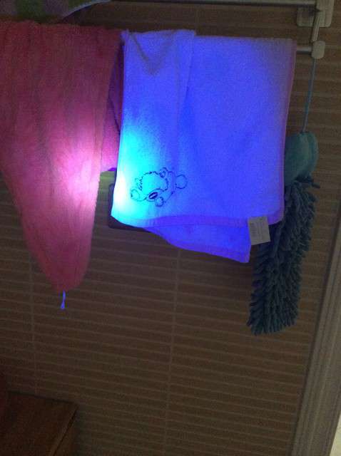  寶媽買(mǎi)了紫光手電，衣服上好多熒光劑，看的心慌害怕